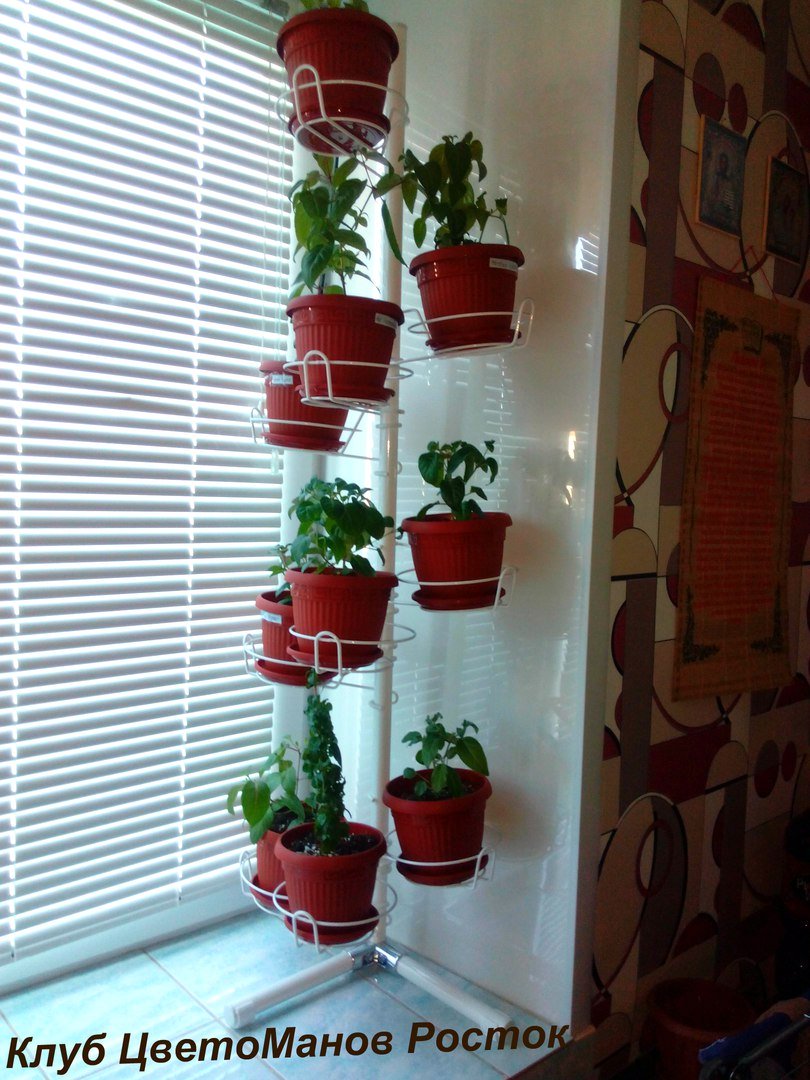 подставка на окно угловая металлическая с ножками. Фото N9